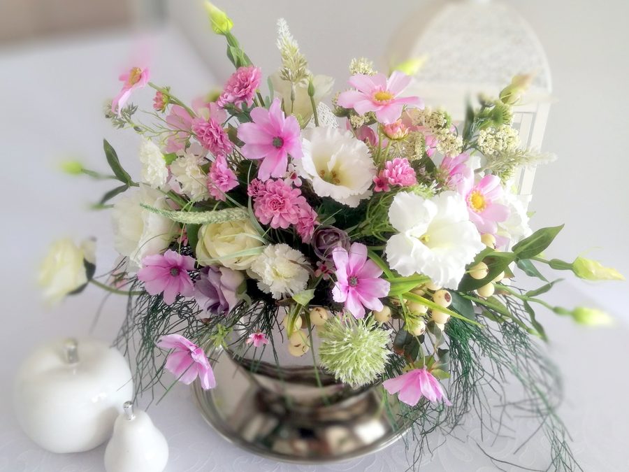 Świeże żywe kwiaty i kompozycje w pracowni florystycznej Kwiat Wystroju